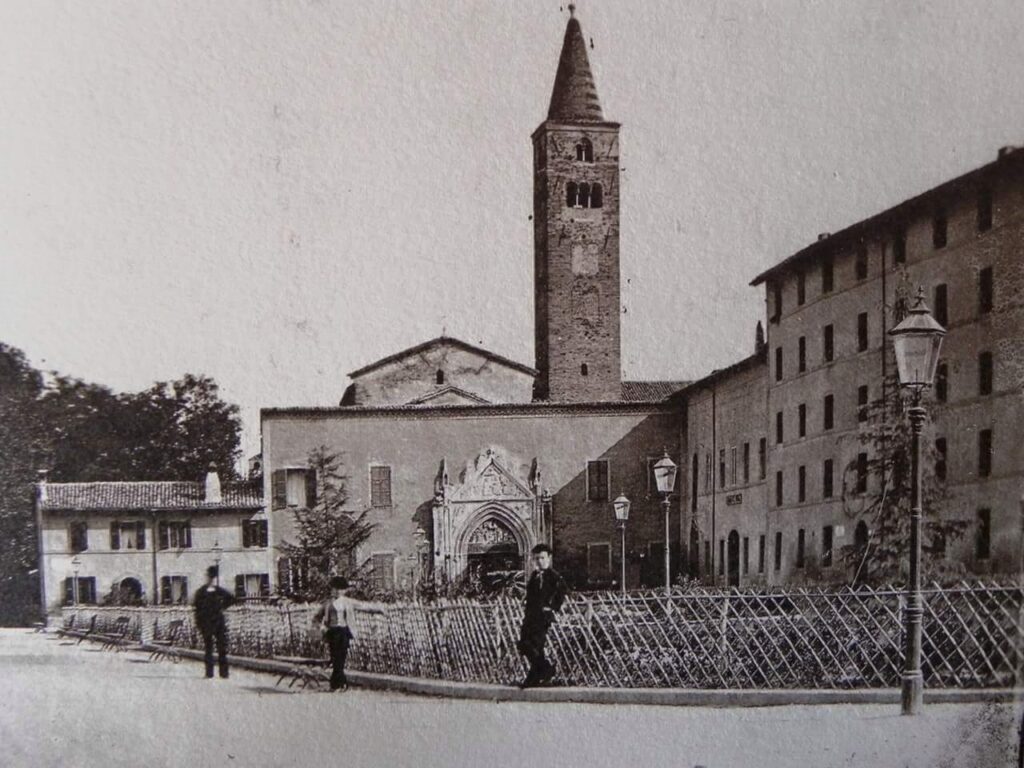 S. Giovanni Evangelista con il vecchio ospedale in uno scatto dei primi '900 © R. Stanghellini